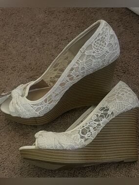 ISO!! DO NOT BUY!! American eagle white knot lace wedges!